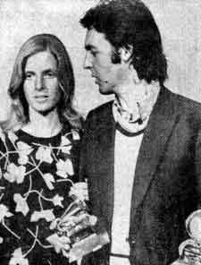 Paul e Linda vo  43a. edio do Grammy, receber o prmio por 'Let It Be'.