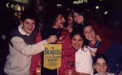 Fã-Clube da The Beatles Fun Club Band, marcando a sua alegre presença no The Beatles Festival.