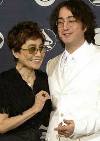 Yoko e Sean na cerimnia do Grammy 2004