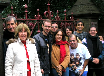 A turma do Revolution na porta do Strawberry Fields