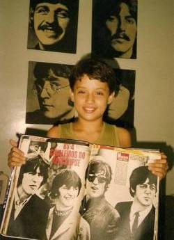 Este  um dos fs, Danilo Galvo, agora com 22 anos (nessa poca tinha 10 anos), que o pai trouxe para conhecer a BEATLEMAACA-MOR de Recife.